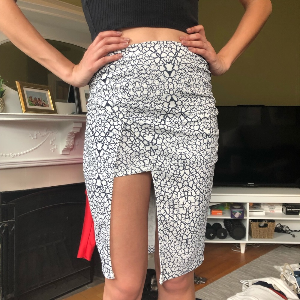 White and black pencil skirt with slit